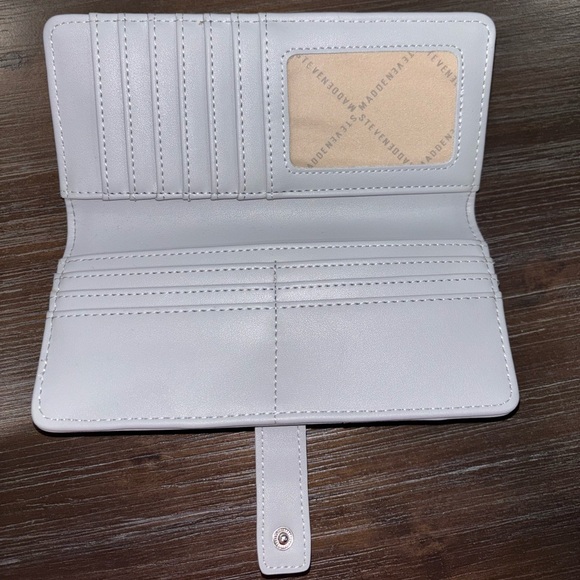 USED ONCE STEVE MADDEN Light Gray & Silver Womens Wallet - Picture 2 of 4